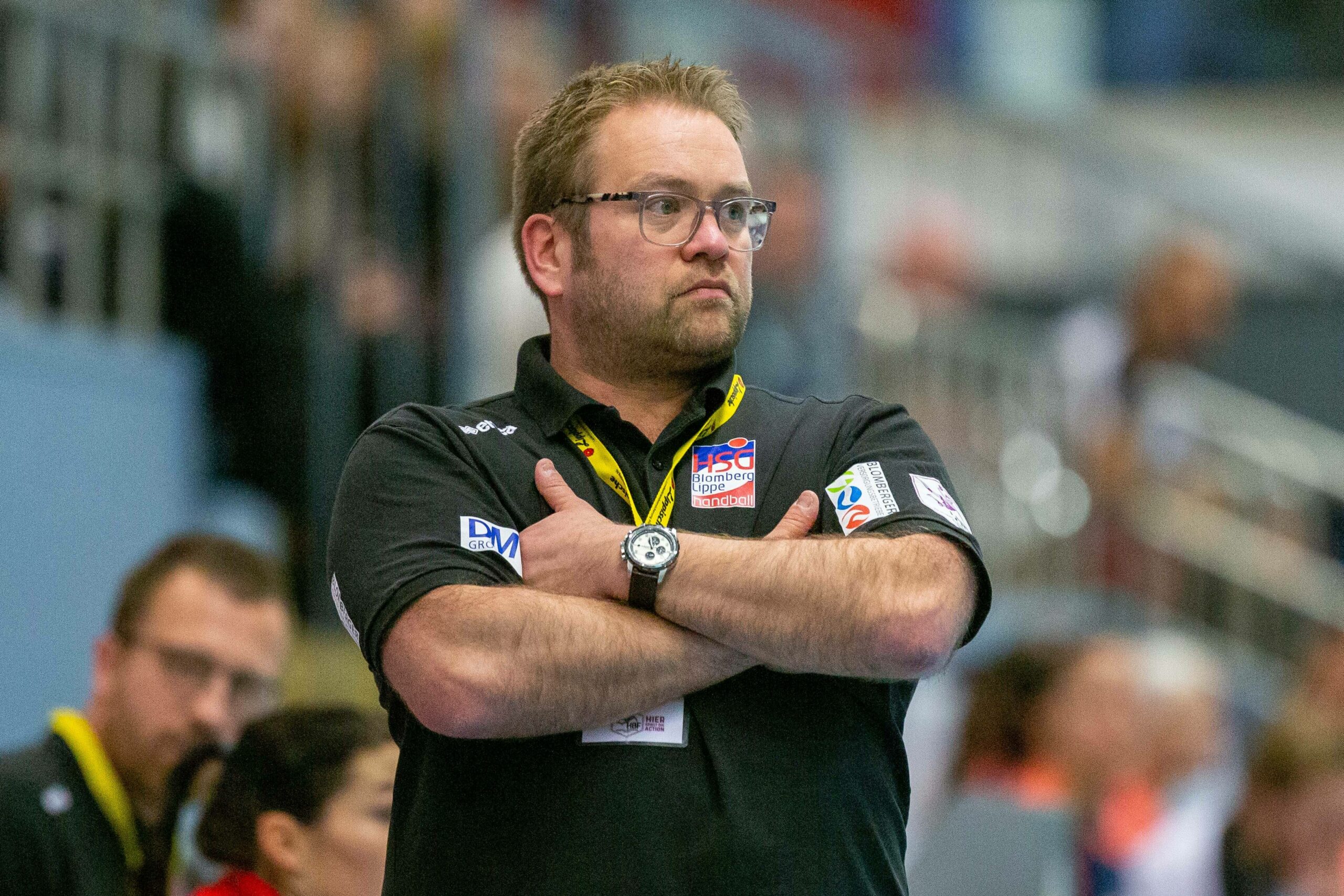Handball-Trainer Steffen Birkner verschränkt die Arme