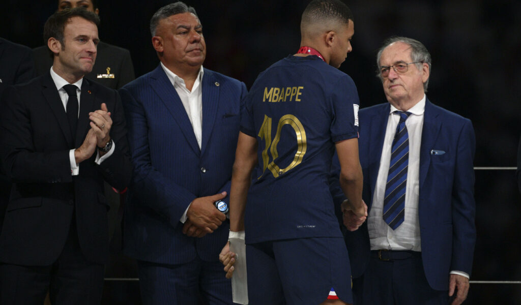 Kylian Mbappé und Noël Le Graët bei der Siegerehrung nach dem verlorenen WM-Finale in Katar
