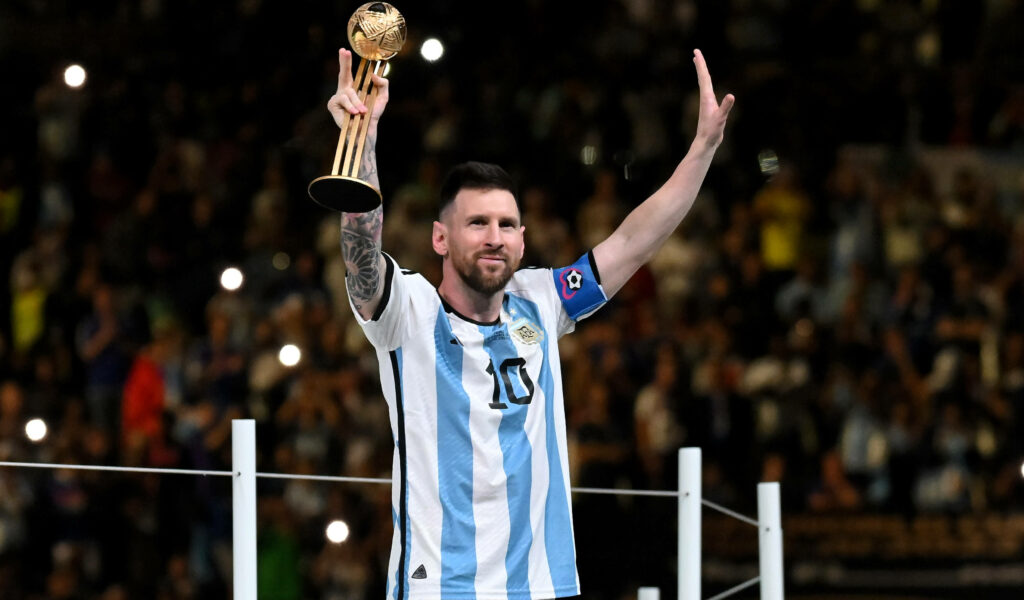 Lionel Messi mit dem WM-Pokal