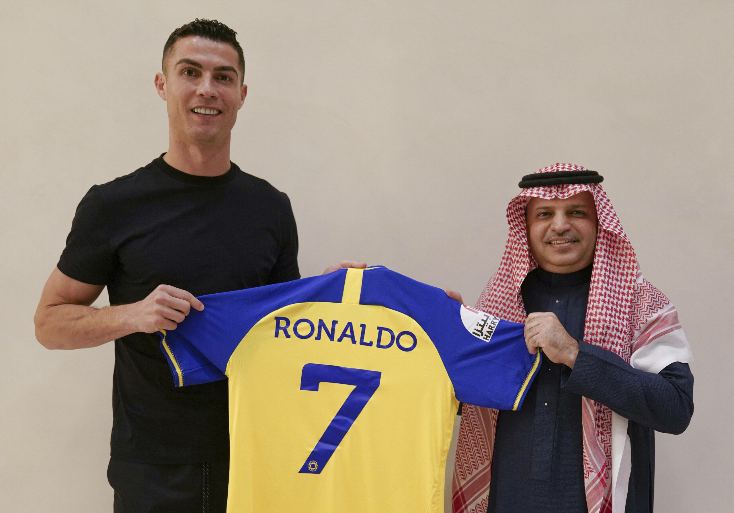 Cristiano Ronaldo hält sein neues Trikot