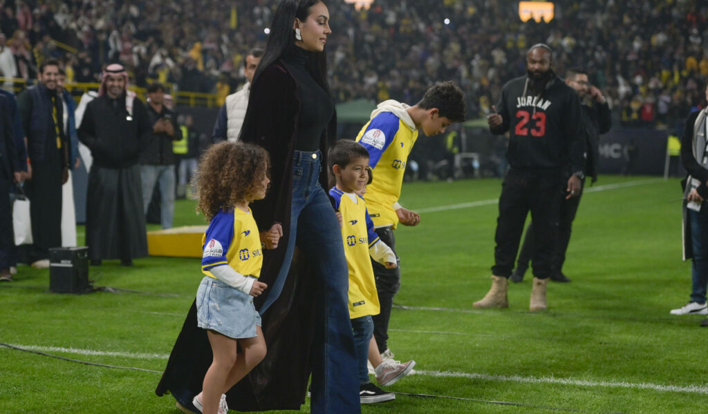 Georgina Rodriguez, Ehefrau von Cristiano Ronaldo, geht mit ihren Kindern während der offiziellen Enthüllung von Cristiano Ronaldo hinaus