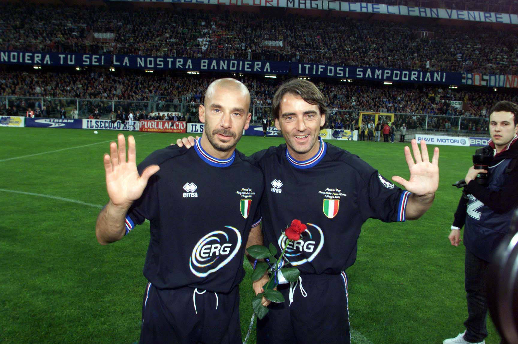Gianluca Vialli und Roberto Mancini winken in die Kamera