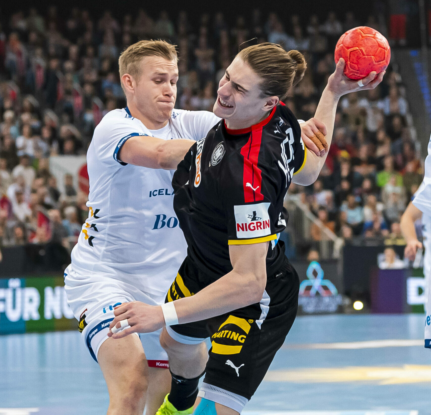 Juri Knorr, Spielmacher der deutschen Handballnationalmannschaft, wird gefoult.