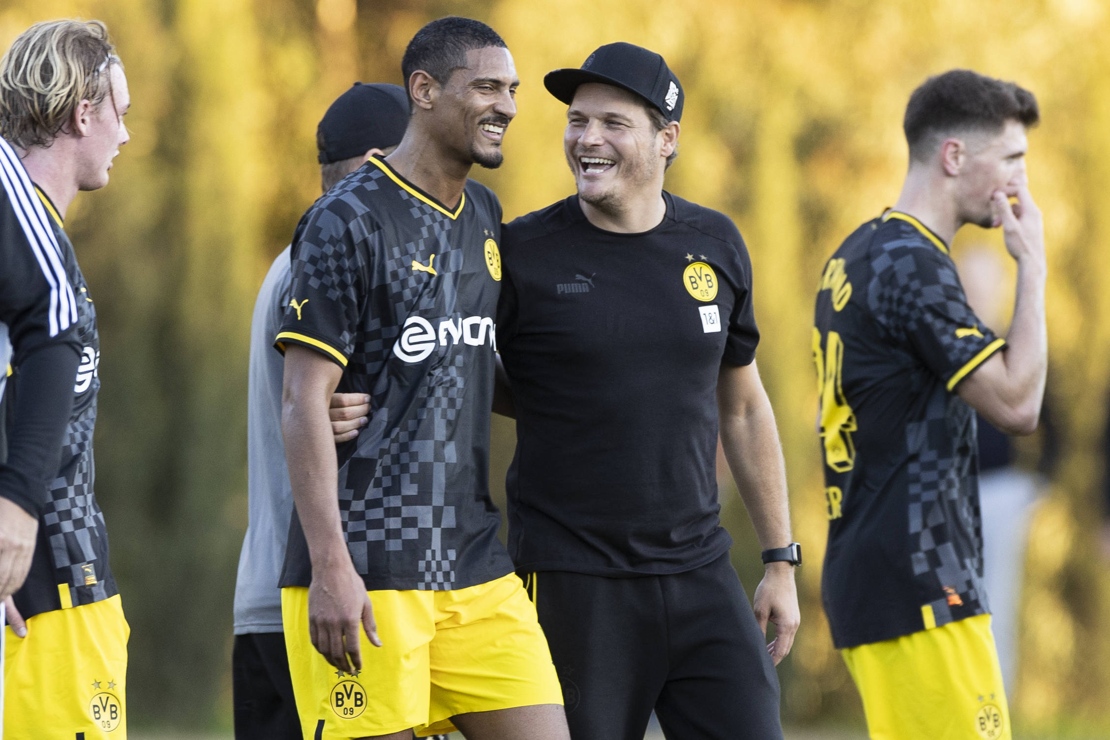 Dortmund-Trainer Edin Terzic freute sich mit Sebastien Haller.