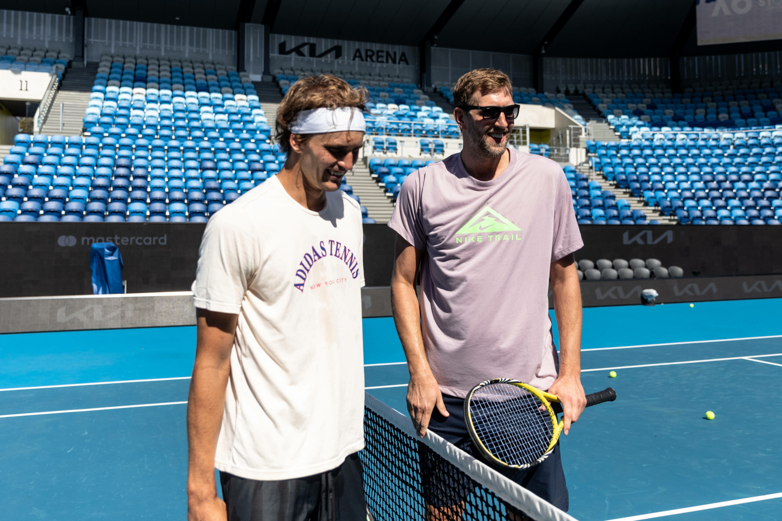 Alexander Zverev und Dirk Nowitzki auf dem Tennisplatz