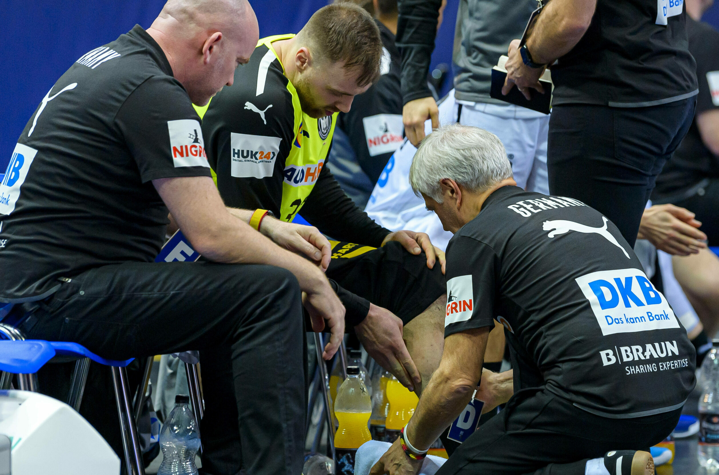 Andreas Wolff, Torwart der deutschen Handballer, wird behandelt.