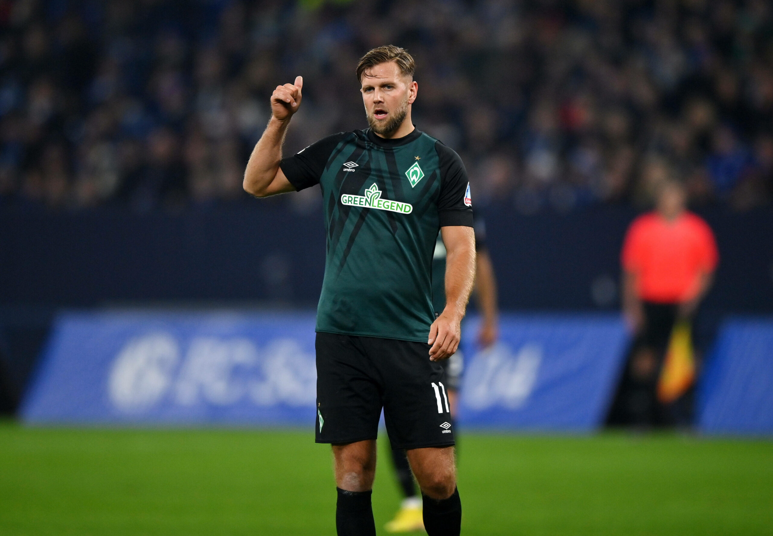 Füllkrug hebt den Daumen im Testspiel gegen Schalke 04
