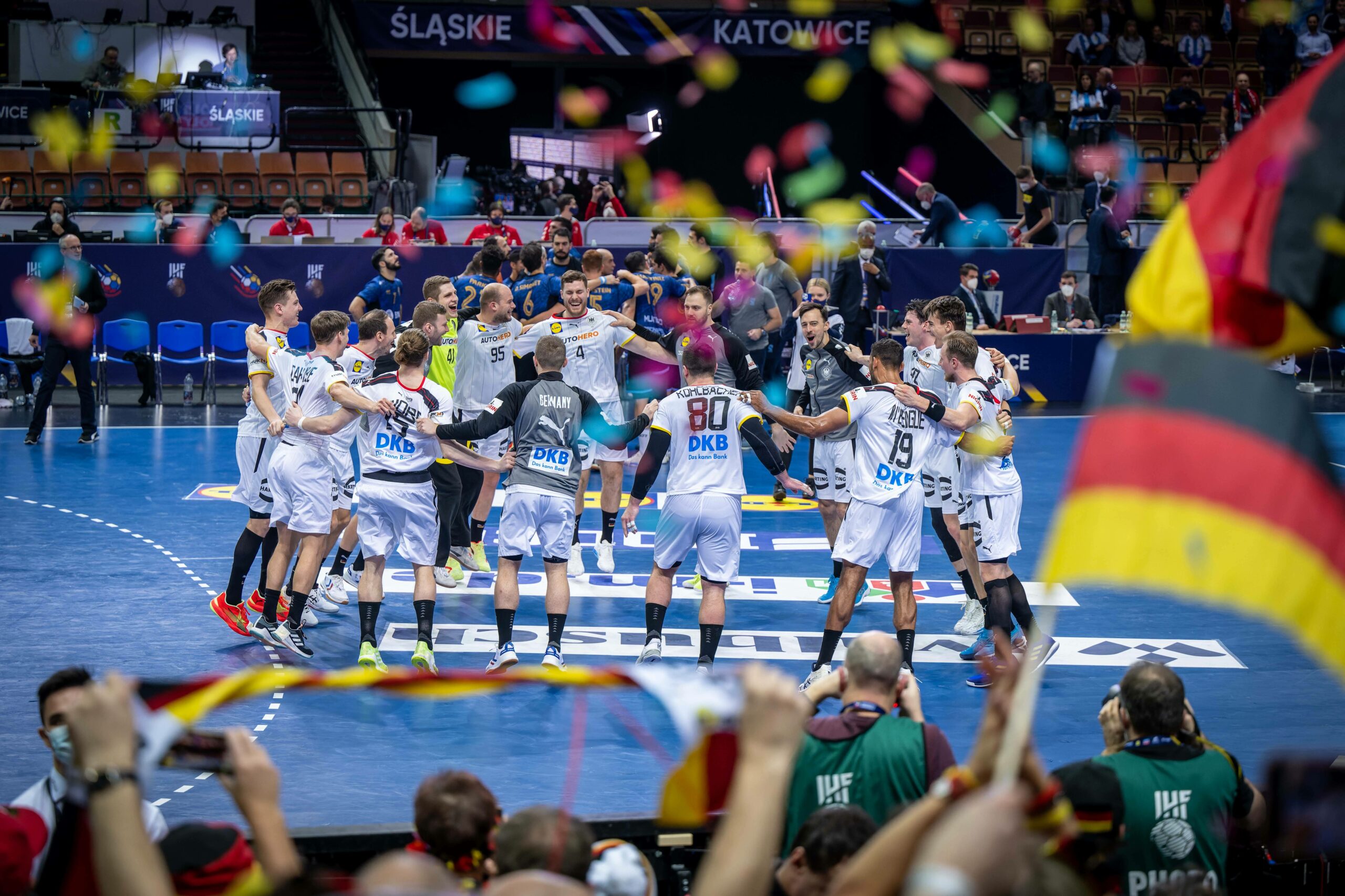 Die deutschen Handballer feiern ihren Sieg gegen Argentinien