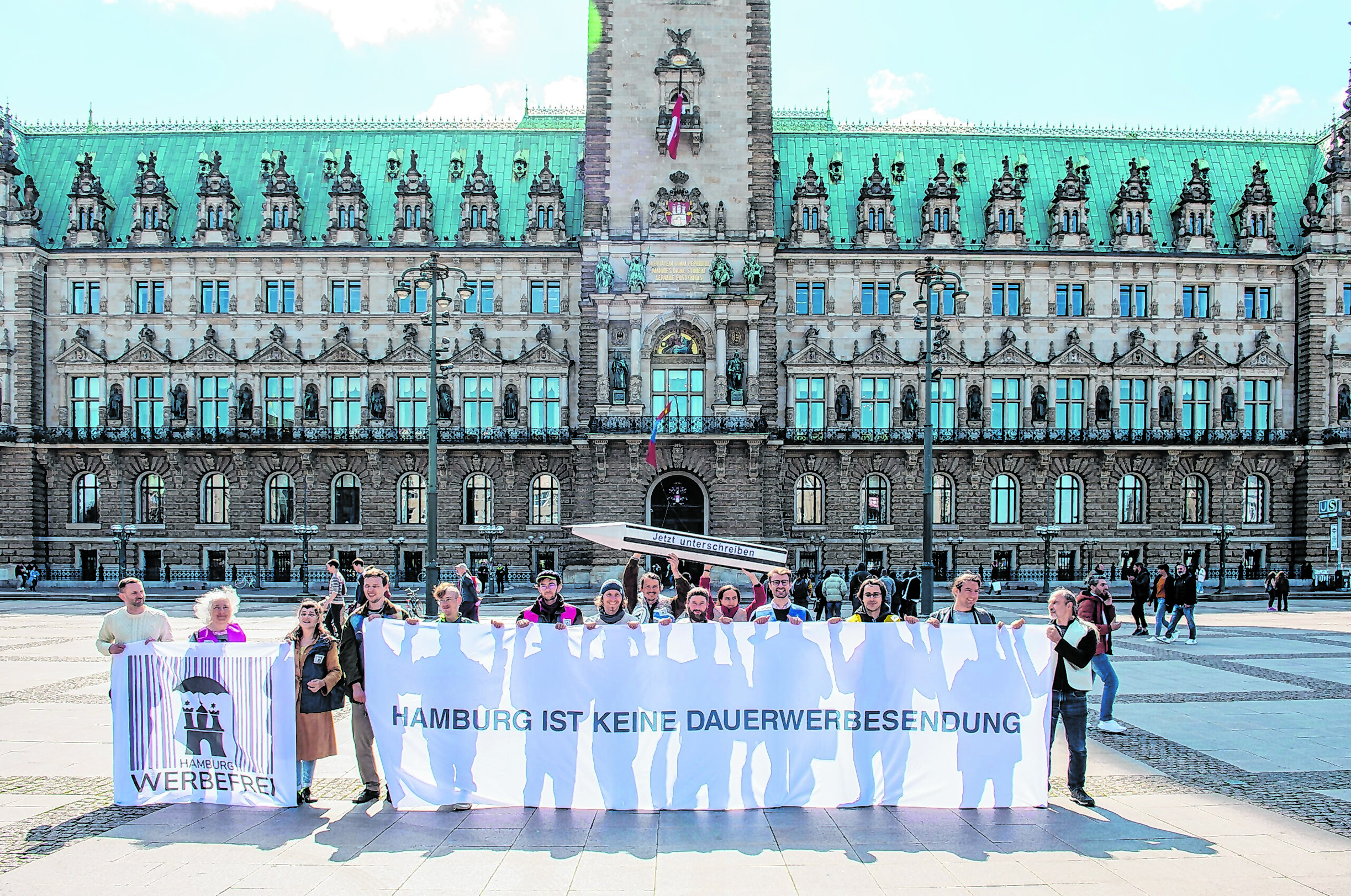 Anhänger der Bürgerinitiative „Hamburg werbefrei“ vor dem Hamburger Rathaus