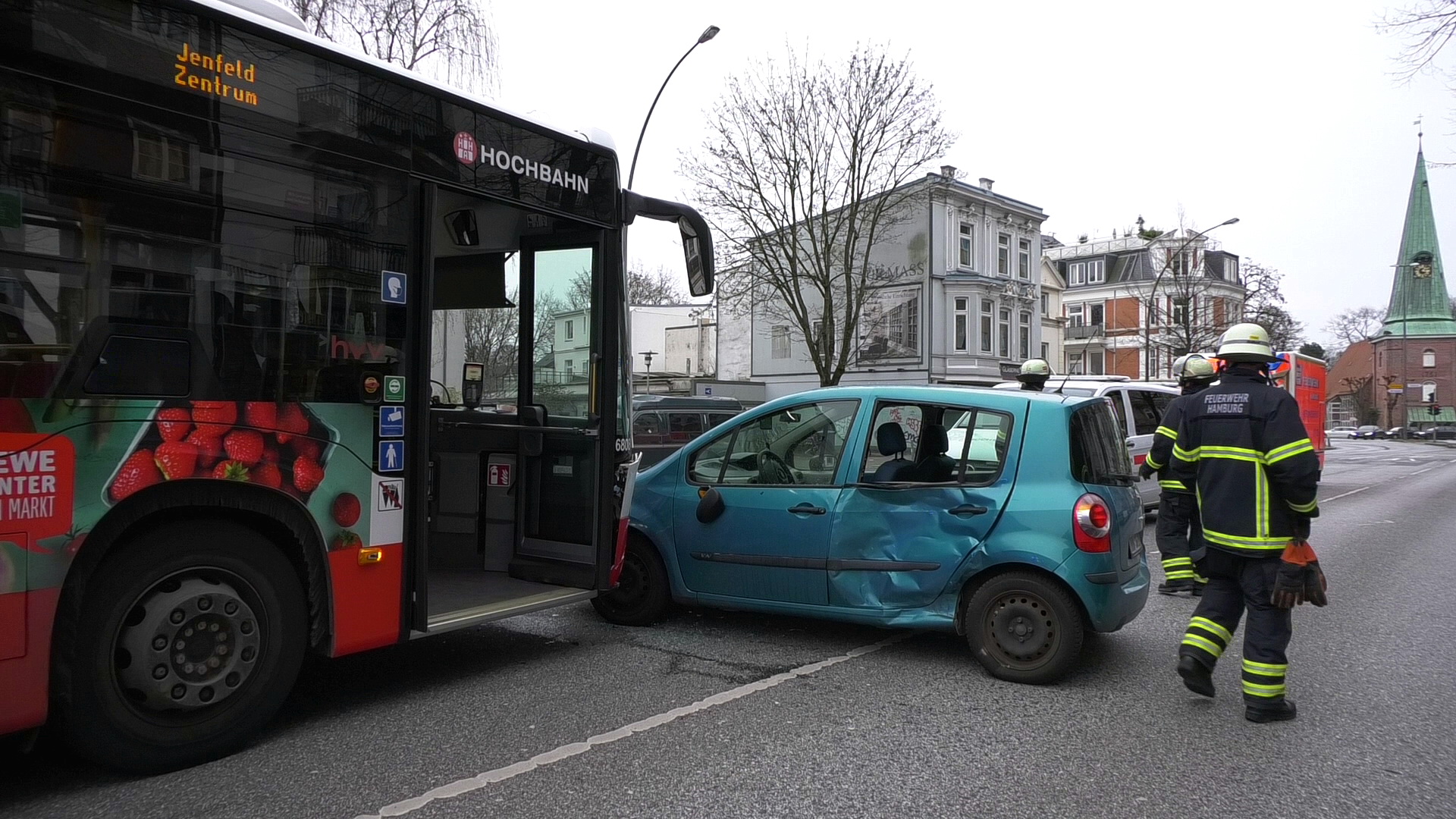 Bei dem Unfall in der Eppendorfer Ludorfstraße wurden zwei Frauen und ein Säugling verletzt.