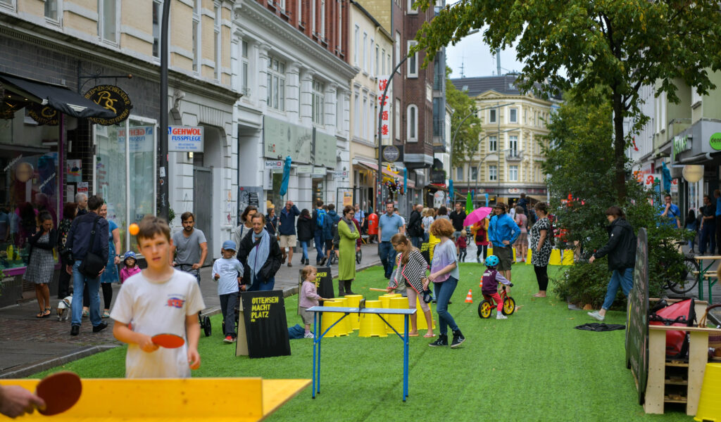Spielplatz statt Straße: So sah die Ottenser Hauptstraße beim Pilotversuch „Ottensen macht Platz“ aus.