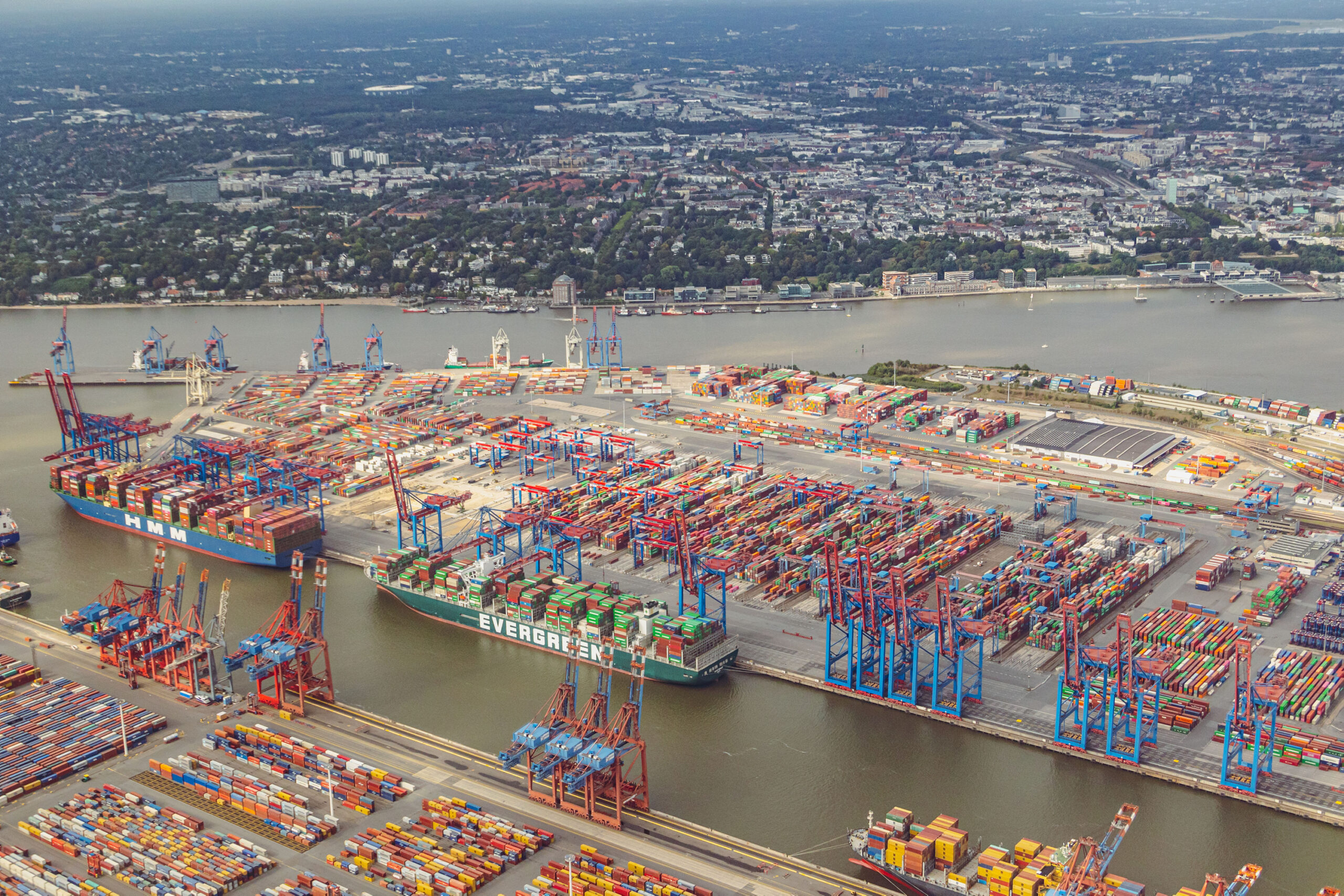 Der Hamburger Hafen ist in etwa so groß wie die Universitätsstadt Gießen.