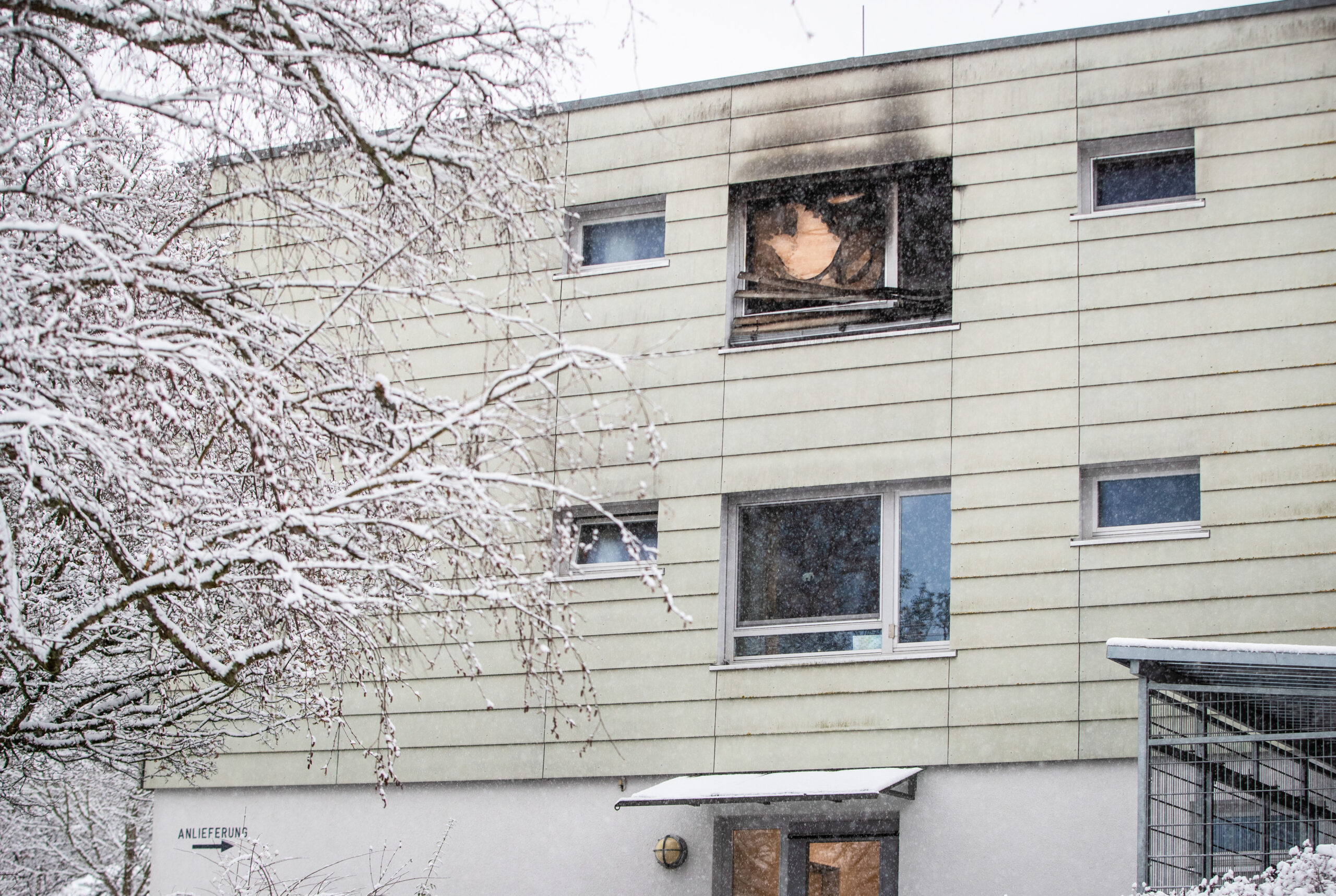 Brandspuren an einem Fenster des Pflegeheims für psychisch kranke Menschen in Reutlingen.