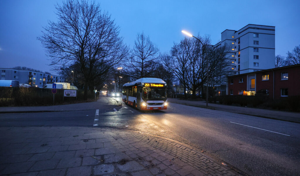 Ein Bus an der Kreuzung Sutbbenhof/Neuwiedenthaler Straße