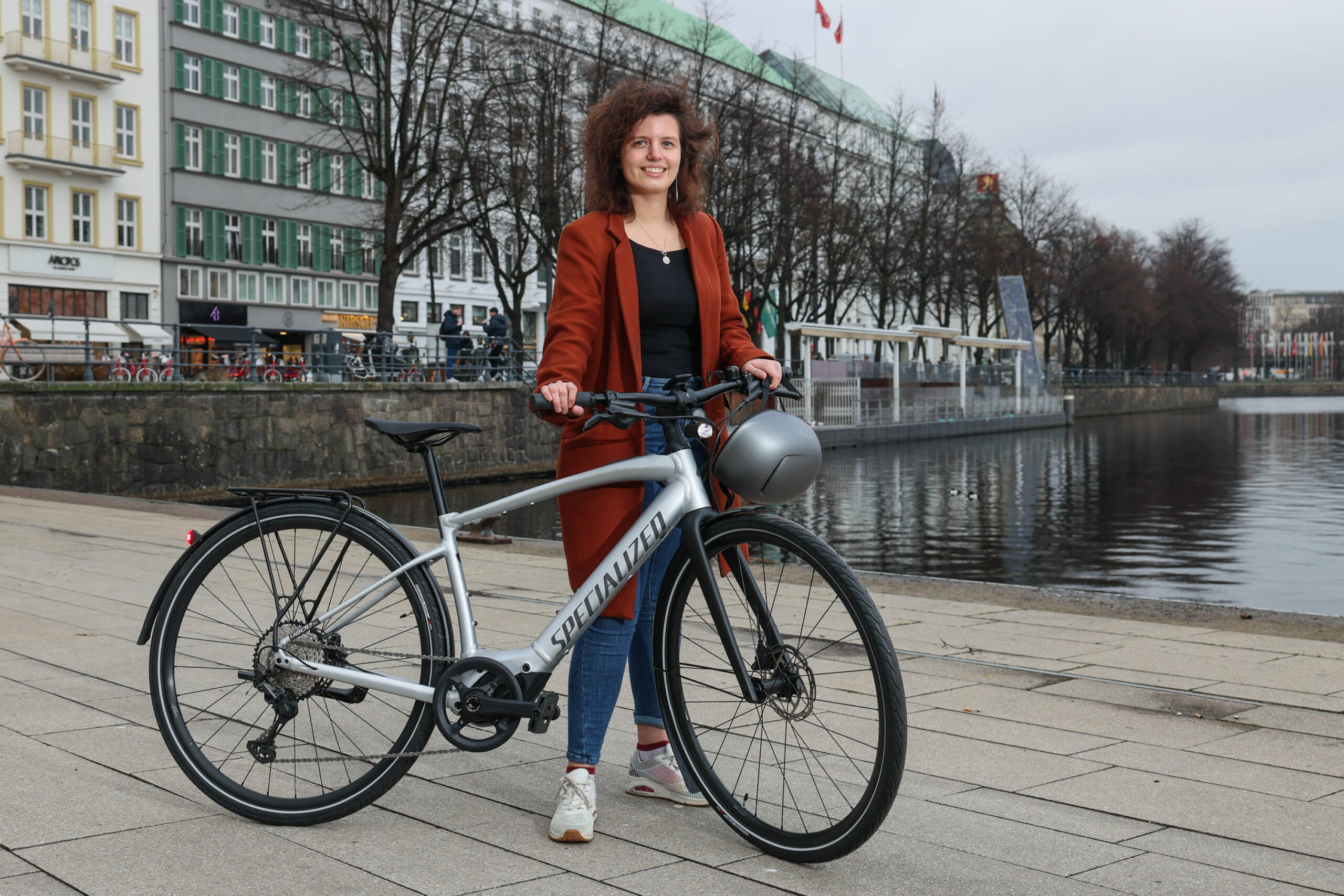 Die meistverkauften E-Bikes bei „Specialized“ sind die City-Räder. MOPO-Reporterin Annalena Barnickel hat eins davon ausprobiert.