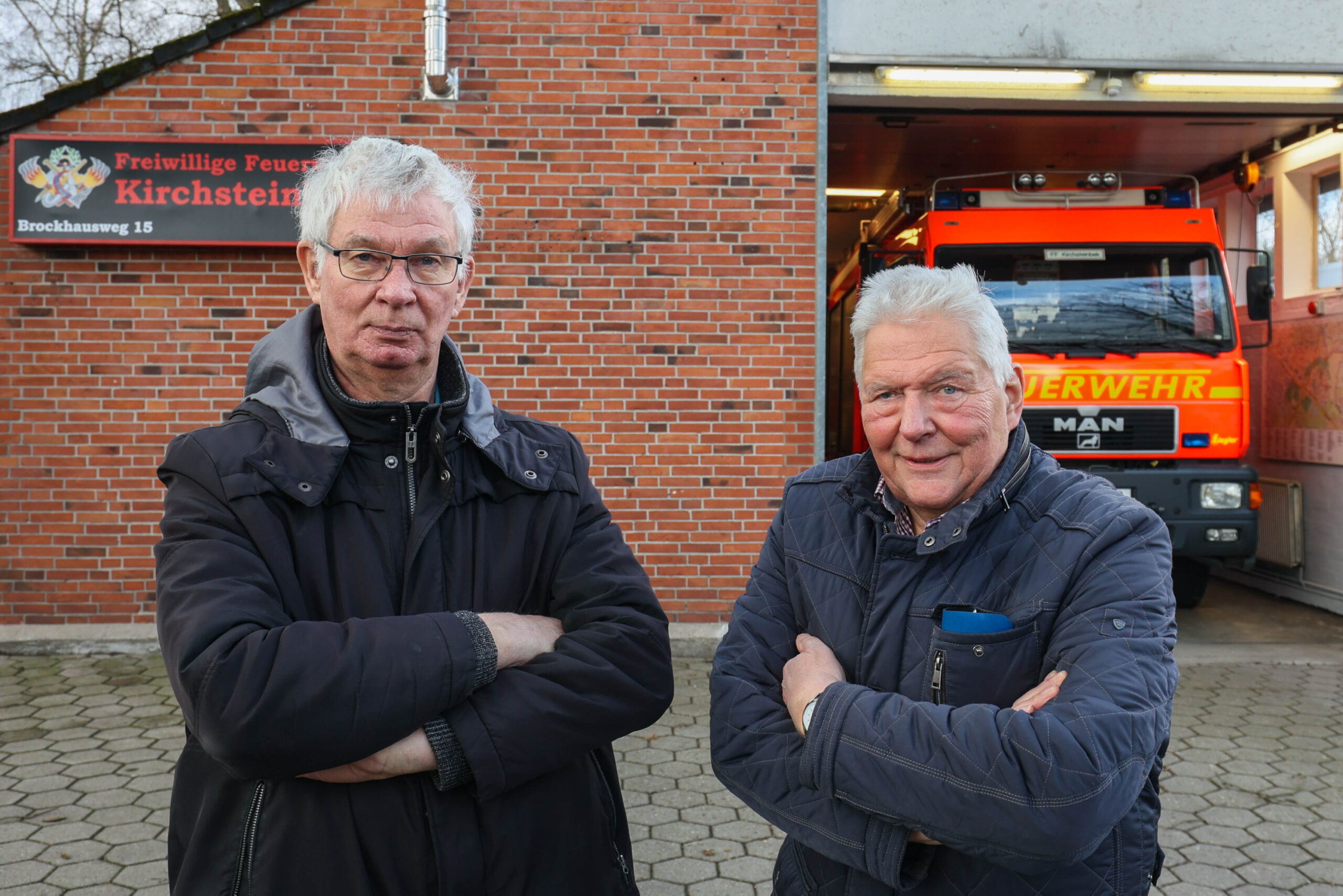 Gerätewart Klaus Böhling (l.) und Ex-Wehrführer Klaus-Peter Herring sind frustriert. Die Feuerwehr Kirchsteinbek braucht dringend ein neues Gebäude. Doch Anwohner stellen sich quer.