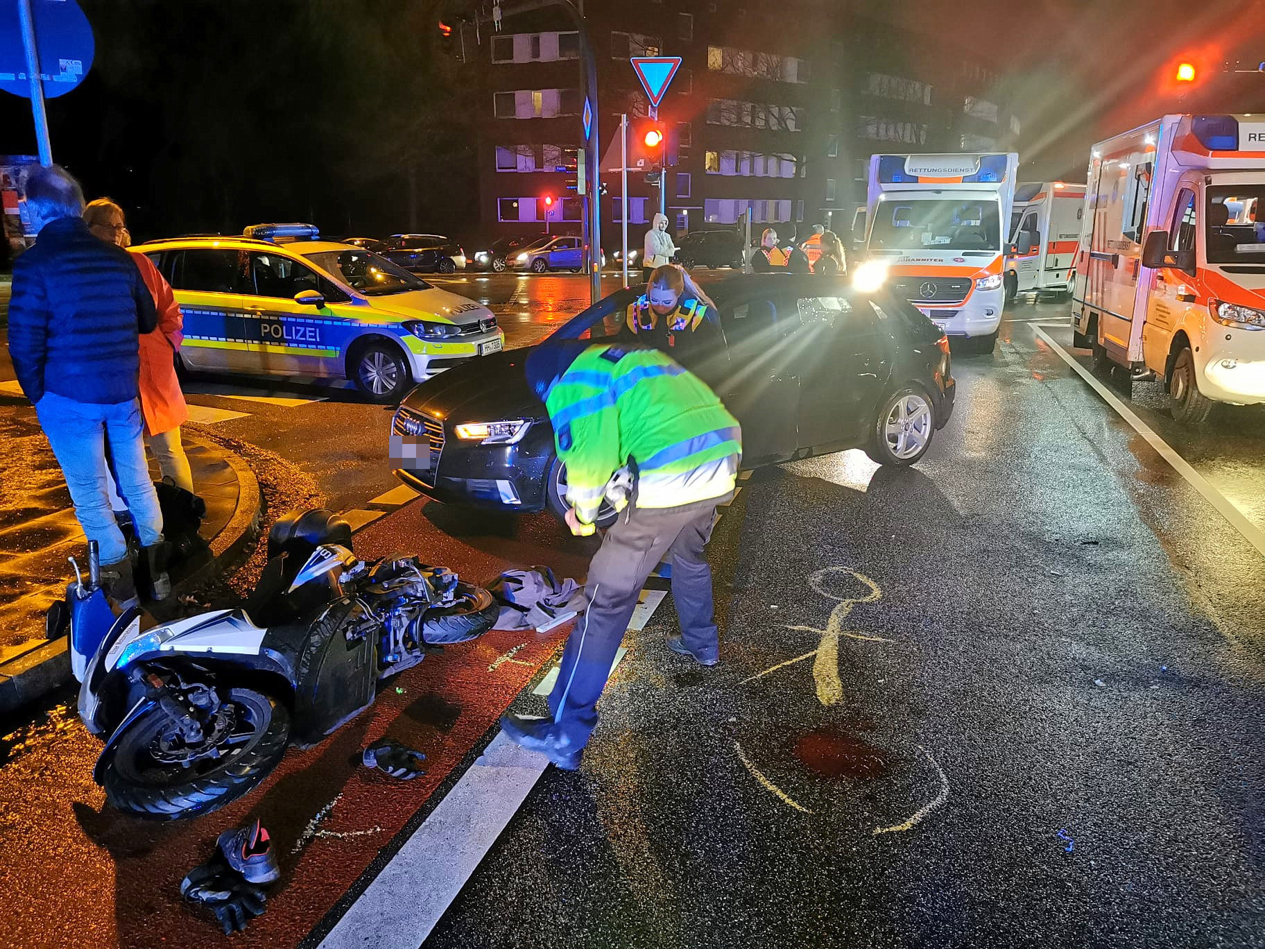 In Hamburg-Dulsberg wird ein Motorradfahrer bei einem Unfall schwer verletzt.