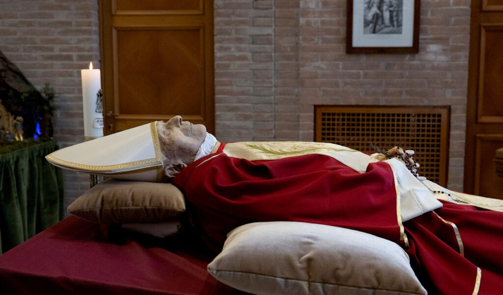Der verstorbene Papst Benedikt wurde in der Klosterkapelle von „Mater Ecclesiae“ aufgebahrt.