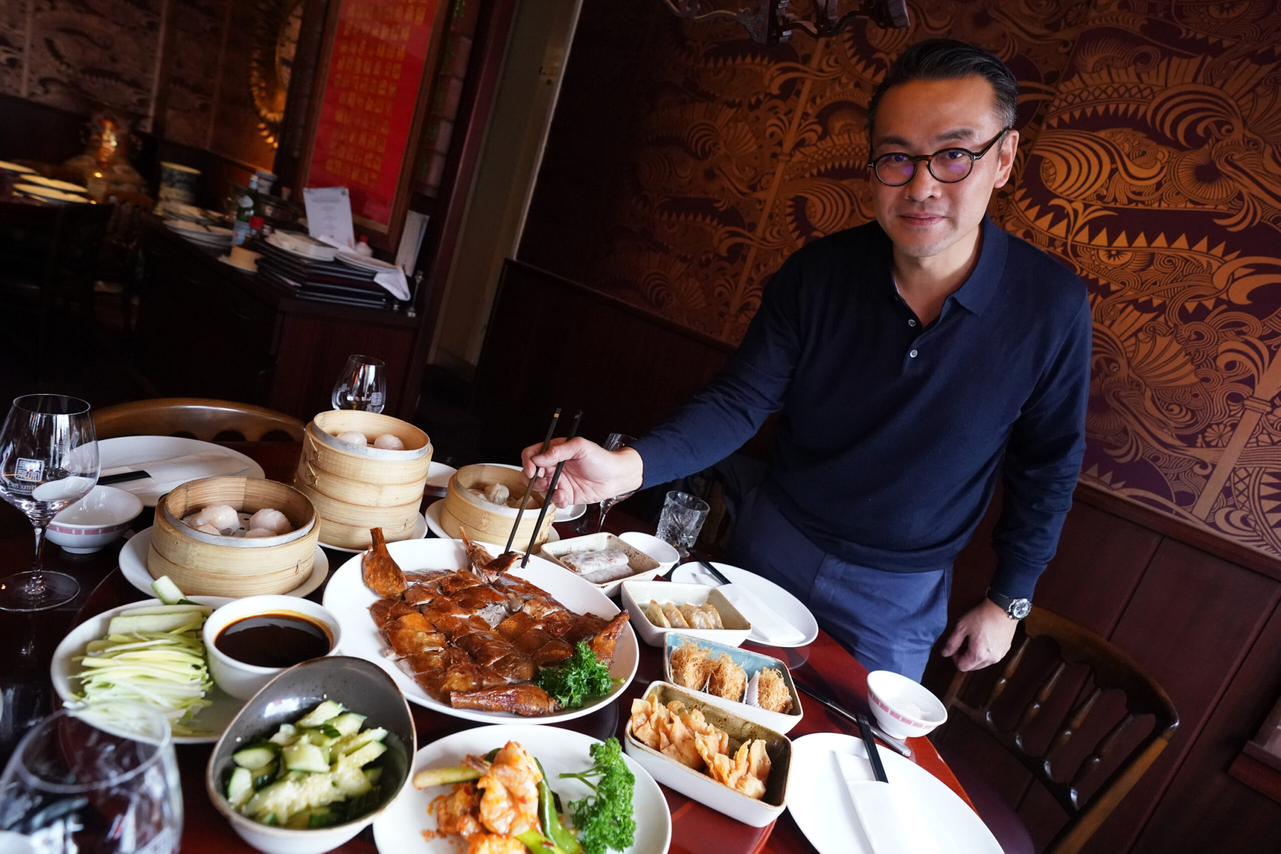 Dennis Kwong serviert eine Pekingente im „Dim Sum Haus“ – dem ältesten China-Restaurant der Stadt. Es wird seit 1964 in dritter Generation betrieben.