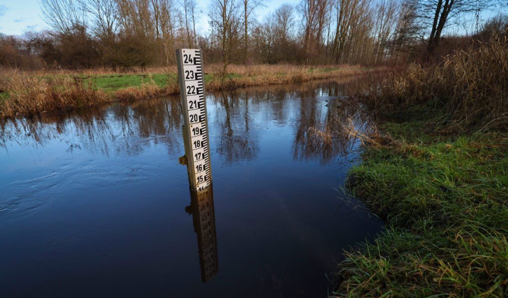 Der kleine Fluß Krückau bei Elmshorn ist gut gefüllt. In den vergangenen zwei Wochen ist in Schleswig-Holstein flächendeckend mehr als 75 Liter Niederschlag je Quadratmeter gefallen.