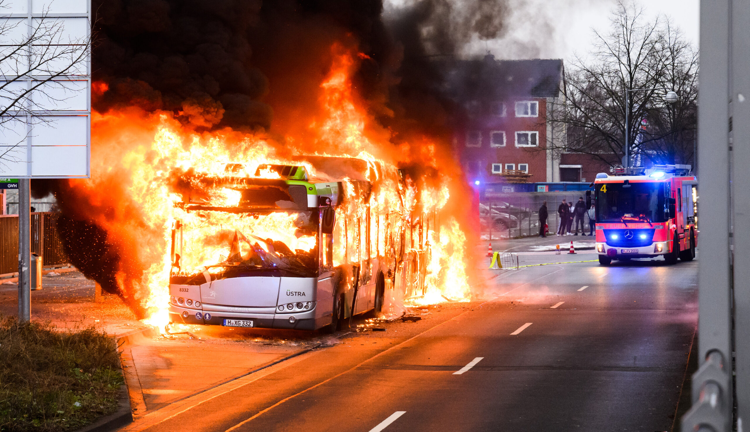 Hybrid-Linienbus geht in Flammen auf