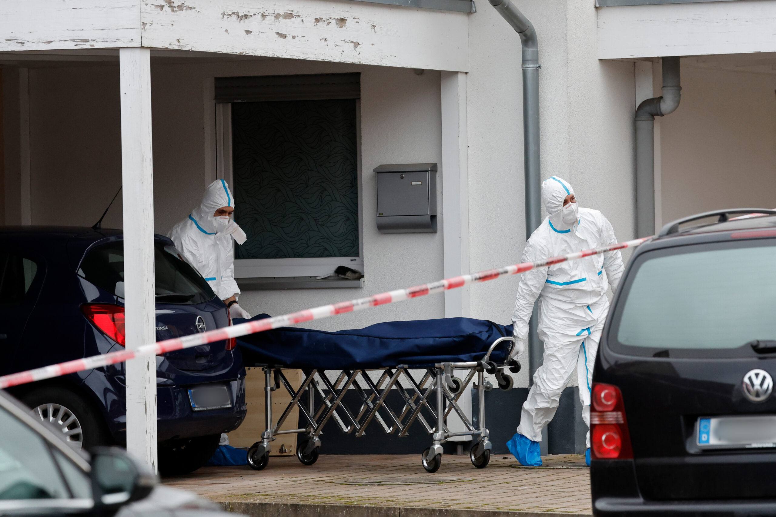 Mitarbeiter der Spurensicherung bringen die Leiche des 14-jährigen Mädchens aus dem Haus in Weisendorf.