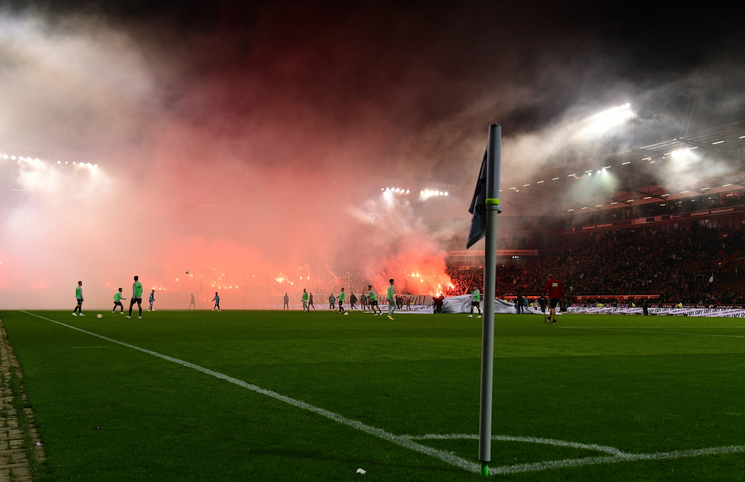 Beim Derby gegen den HSV brannte es bunt in der Südkurve am Millerntor.