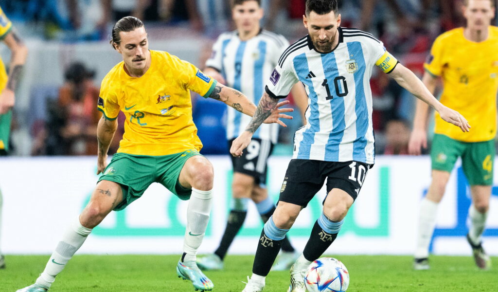 Jackson Irvine gegen Lionel Messi bei der WM