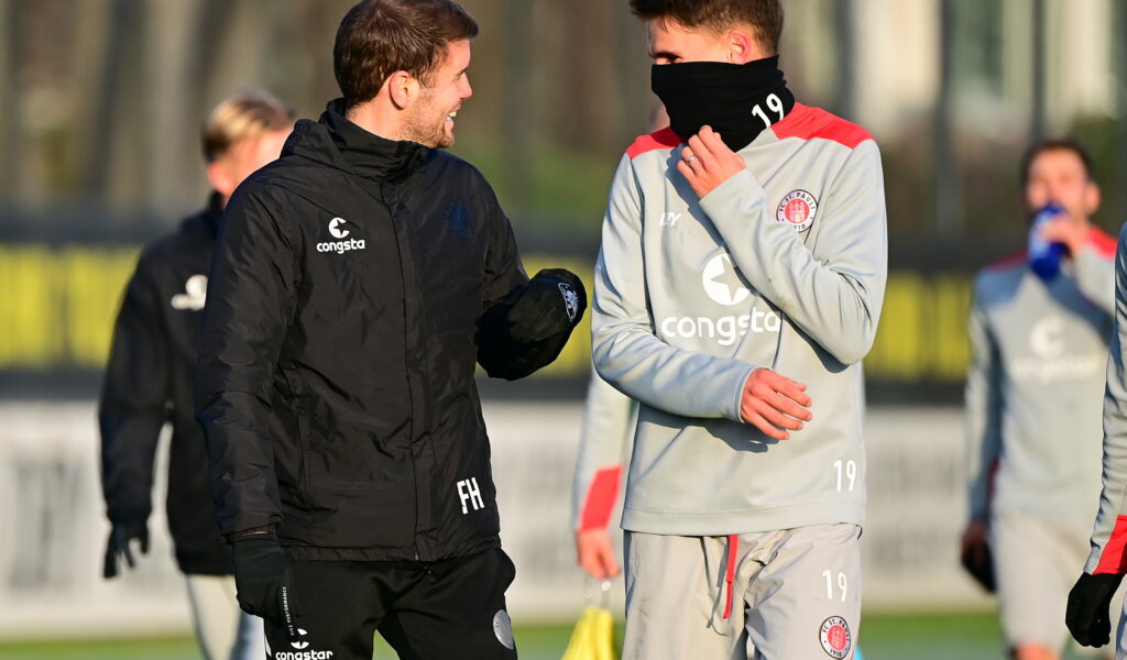 St. Pauli-Coach Fabian Hürzeler mit Luca Zander im Training