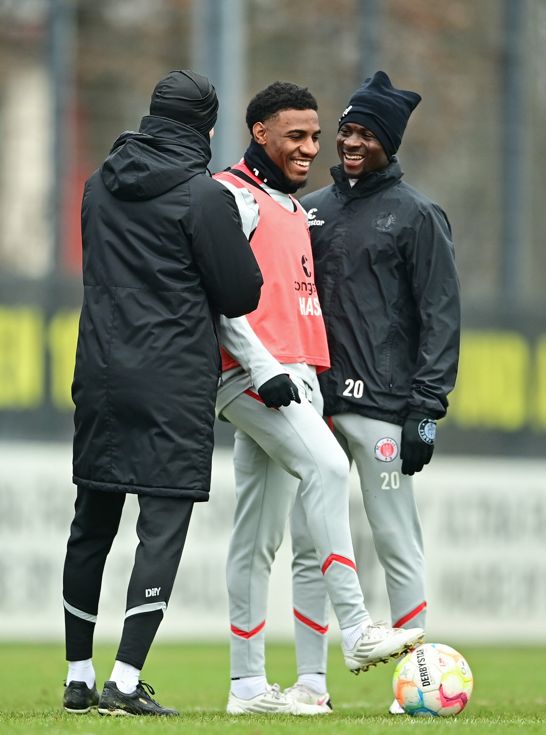 Oladapo Afolayan und Afeez Aremu lachen im Training
