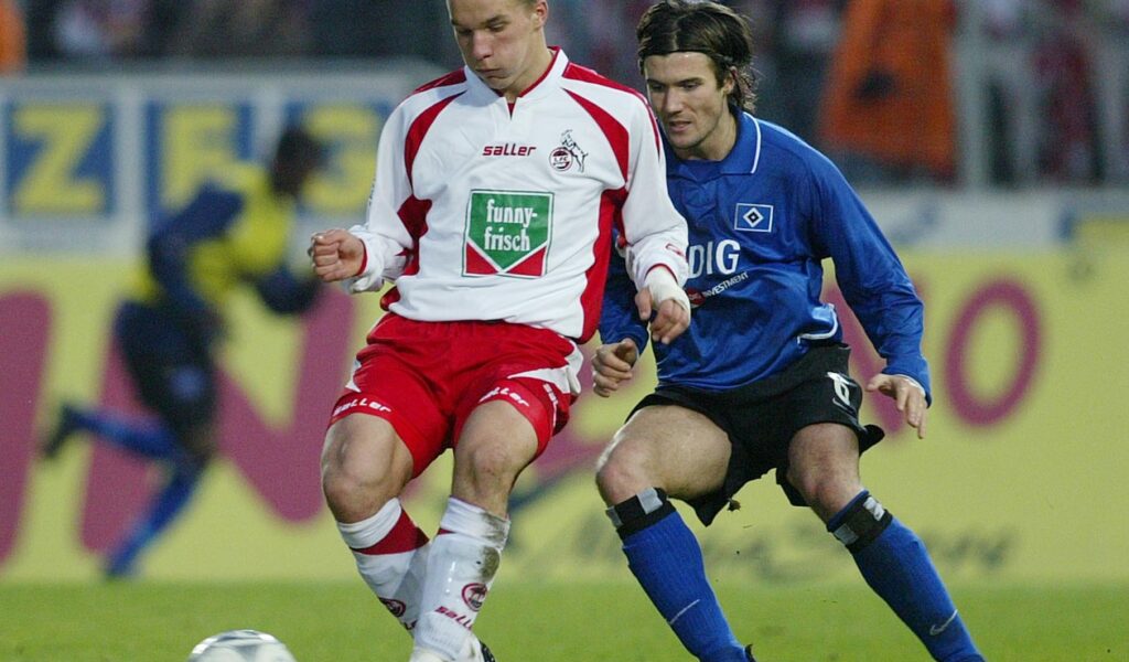 2003 feierte Podolski sein Debüt in der Bundesliga gegen den HSV (hier gegen Wicky/r.)