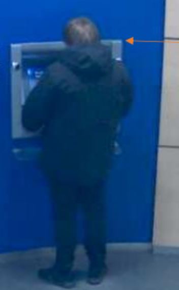 Der mutmaßliche Taschendieb an einem Automaten in Winsen (Aller).